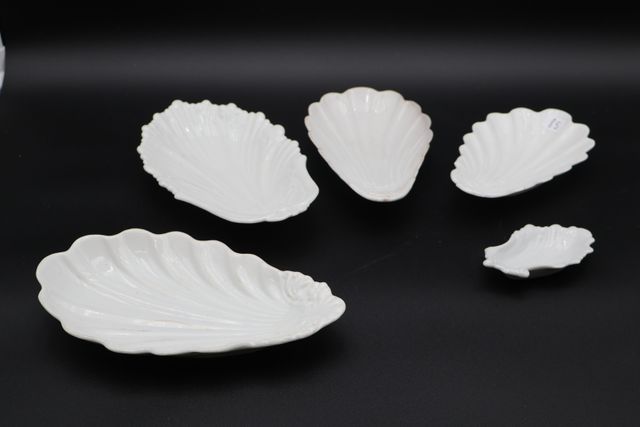 Cinq raviers coquilles en porcelaine blanche