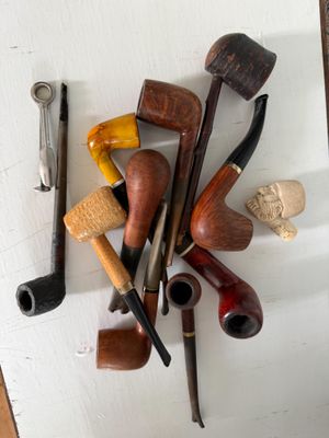de nombreux types de pipes posés sur la table