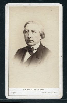 une vieille photo en noir et blanc d'un homme en costume