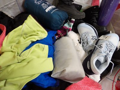 un tas de vêtements et de chaussures posé par terre