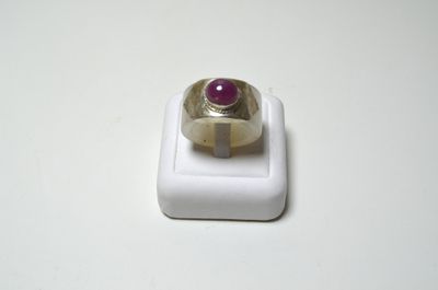 Une large bague en jade sertie d'un rubis cabochon d'un poid…