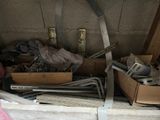 un tas d'objets divers entassés dans un garage