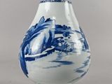 un vase bleu et blanc avec un oiseau dessus