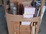 un carton rempli de boîtes et de fournitures dans un garage