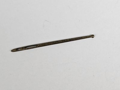 un petit morceau de métal posé sur une table