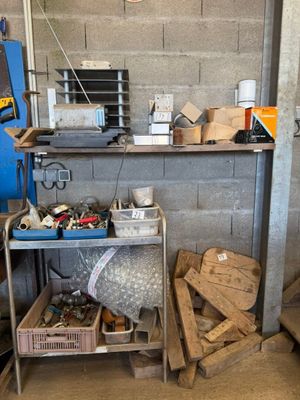 une pièce dont les étagères contiennent un grand nombre d'objets