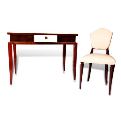 une image représentant un bureau avec une chaise à côté, sur fond blanc