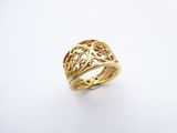 une bague en or jaune 18 carats au motif en filigrane