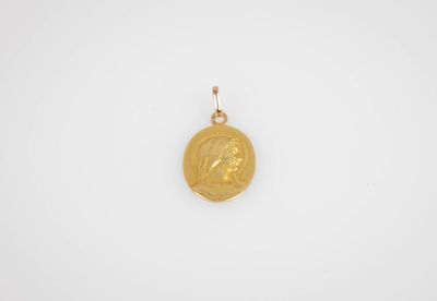 une pièce d'or sur laquelle est représenté le visage d'une femme