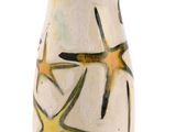 un vase blanc et jaune orné d'un motif d'étoile de mer