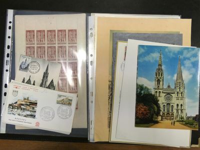 la photo d'une photo d'une église posée sur une table