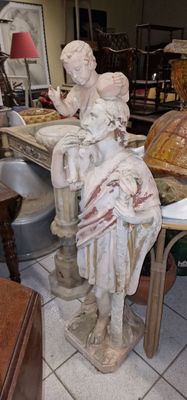 une statue posée sur une table dans une pièce