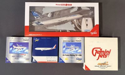 un paquet de cigarettes à côté d'une maquette d'avion