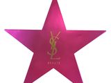 une décoration rose en forme d'étoile portant le logo YSL