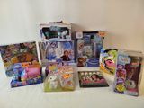 un grand nombre de jouets posés sur une table