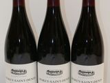 trois bouteilles de vin sont alignées sur une surface blanche