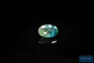 des tourmalines bleues et vertes sur un fond noir