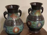deux vases posés sur une petite table