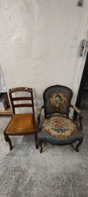 deux chaises et une chaise qui se trouvent dans une pièce