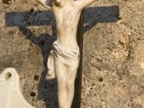 une statue de Jésus sur la croix, à côté d'une étoile