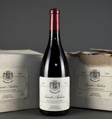 deux bouteilles de vin posées l'une à côté de l'autre sur une table