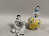 trois figurines assises sur une table