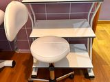 un bureau avec une chaise et un ordinateur dessus