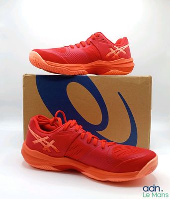 La chaussure est rouge et orange, avec un logo bleu sur le côté.