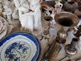 une table sur laquelle sont disposés de nombreux objets anciens