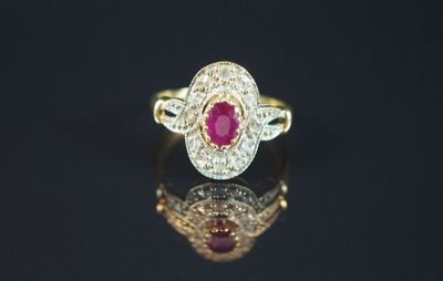 un gros plan d'une bague ornée d'un rubis et d'un diamant au centre