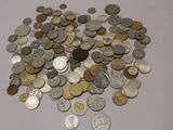 un tas de pièces de monnaie posées sur une table, sur fond blanc