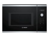 gros plan d'un four à micro-ondes sur fond blanc