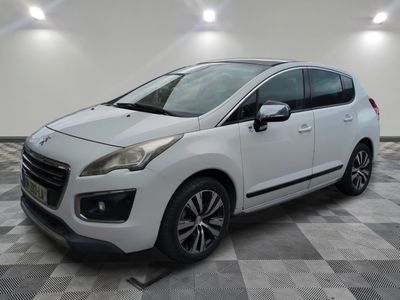 une voiture blanche est garée dans une pièce au sol à carreaux