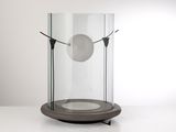 une image représentant un vase en verre contenant une balle