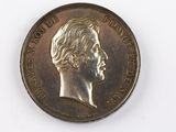 gros plan d'une pièce de monnaie sur laquelle figure un visage de femme