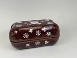 une image d'une boîte marron et blanche avec des fleurs dessus