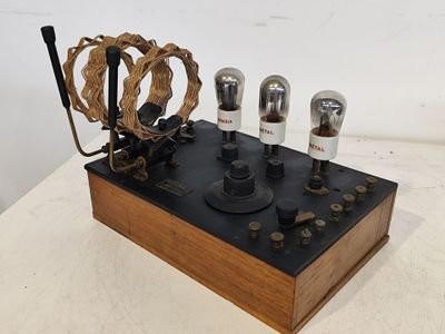 une photo d'une radio à l'ancienne équipée de deux tubes et d'un microphone