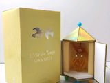 une boîte jaune contenant un flacon de parfum