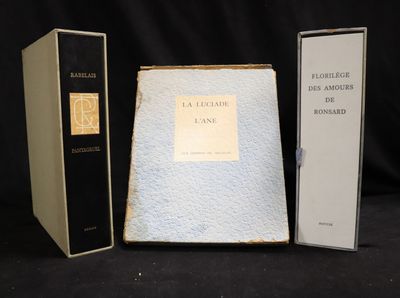 Deux livres sont posés l'un à côté de l'autre sur un fond noir