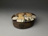 une petite boîte en bois sur laquelle est représentée une femme