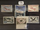 un lot de timbres exposés dans une vitrine