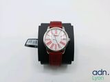 une montre posée sur un présentoir à montres