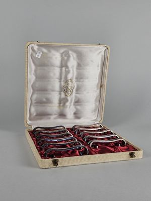 six paires de lunettes dans un étui posé sur une table