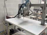 une machine posée sur une table dans une pièce