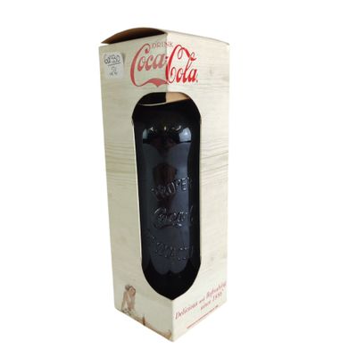 une bouteille de Coca-Cola dans une boîte en carton sur fond blanc