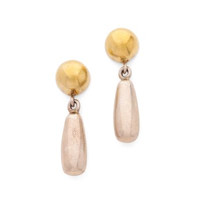 une paire de boucles d'oreilles en or et en argent sur fond blanc