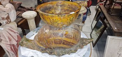 un vase posé sur une table dans une pièce