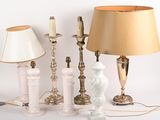 un grand nombre de lampes posées sur une table