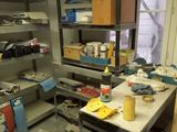 un établi au milieu d'une pièce, encombré de toutes sortes d'objets