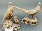 deux oiseaux posés sur une assiette